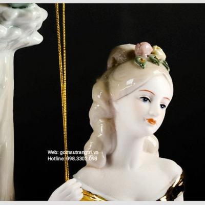 TƯỢNG SỨ CÔ GÁI CHÂU ÂU NGỒI XÍCH ĐU - QUÀ TẶNG TÂN GIA ĐẸP XUẤT SẮC !